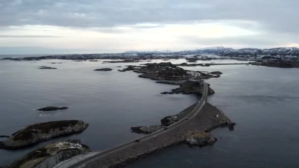 Panoramica Colpo Auto Che Guidano Lungo Ponte — Video Stock