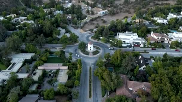 Aerial Dolly Lowering Leonidas Montes Windmill Roundabout Vehicles Commuting Surrounded — Stok video