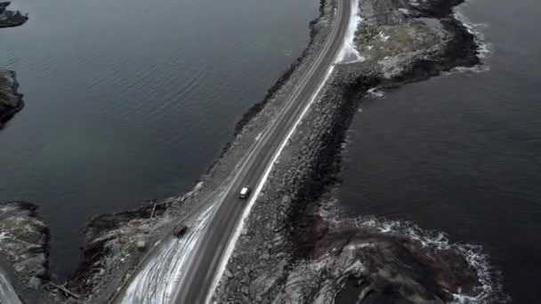 Tiro Cima Para Baixo Seguinte Carro Atlantic Ocean Road — Vídeo de Stock