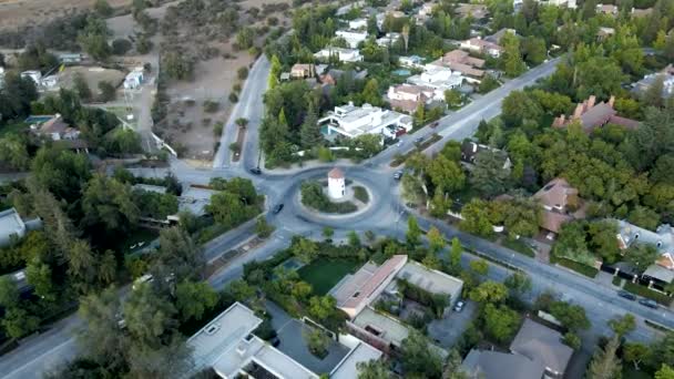 Aerial Dolly Lowering Leonidas Montes Windmill Tower Roundabout Cars Driving — Stock Video