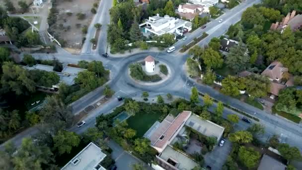 Aerial Dolly Out Rising Leonidas Montes Windmill Roundabout Cars Driving — Vídeo de stock