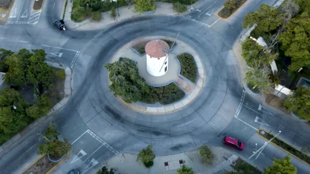 Luchtfoto Stijgt Boven Leonidas Montes Windmolen Toren Rotonde Met Auto — Stockvideo