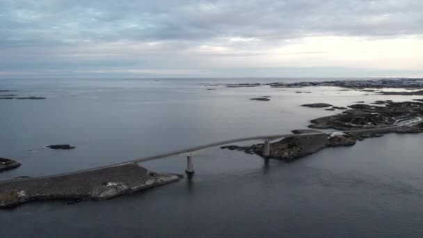 Panning Shot Bride Atlantic Ocean Road Bridge — Stock video