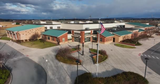 Modernes Schulgebäude Den Usa Amerikanische Flagge Eingang Des Bildungscampus Winterlichen — Stockvideo