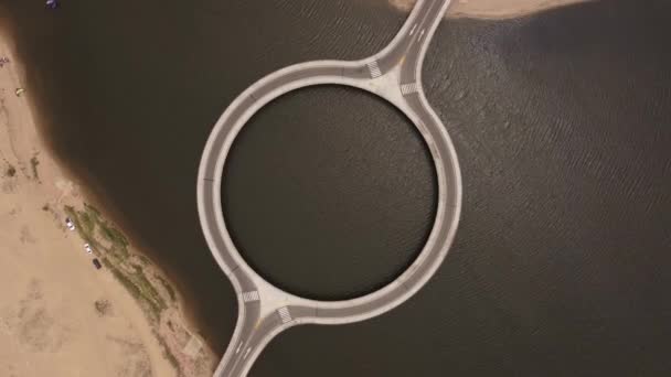 珍しい円形の橋 ラグナ ガルソンの上からの空中の上からの眺め ウルグアイ 南アメリカ — ストック動画