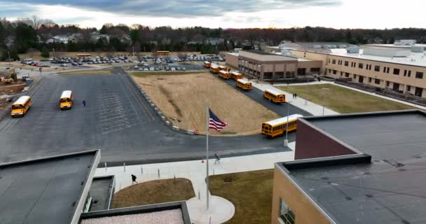 Bus Sekolah Tiba Gedung Sma Negeri Amerika Serikat Bendera Amerika — Stok Video
