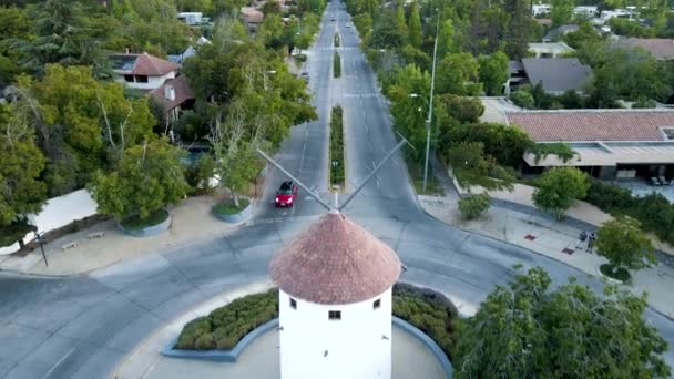 Aerial Dolly Του Λεωνίδα Montes Ανεμόμυλο Κυκλικό Κόμβο Αυτοκίνητα Που — Αρχείο Βίντεο