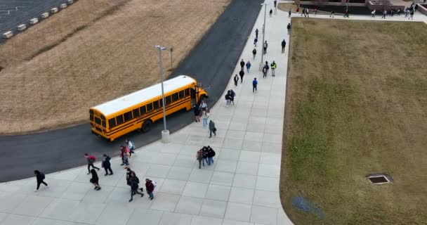 Američtí Studenti Opouštějí Školní Autobus Přijíždějí Veřejné Školy Mladí Dospívající — Stock video