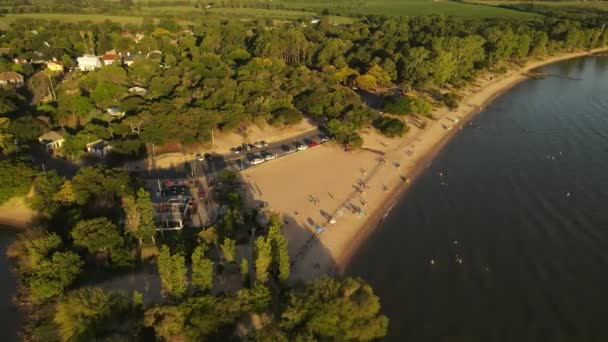 Gente Relajándose Playa Del Río Uruguay Atardecer Fray Bentos Vista — Vídeos de Stock