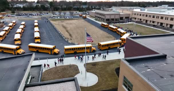 学生离开校车 进入学校 美国的教育 美国国旗 黄色校车排成一排 — 图库视频影像