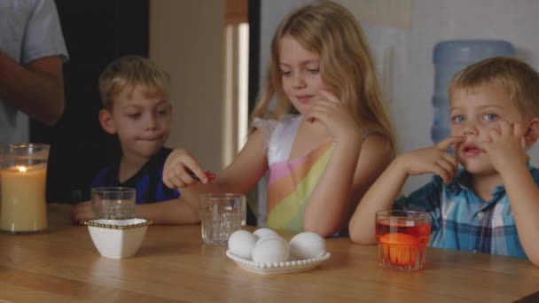 Slow Motion Shot Young Blonde Girl Two Boys Dyeing Easter — Stok video