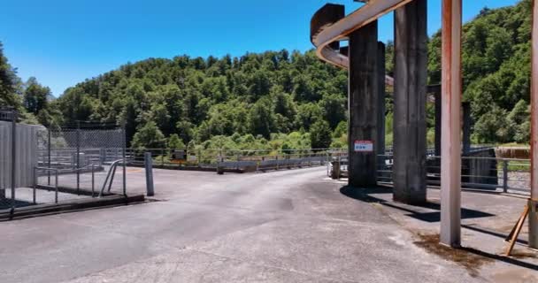 Vôo Close Baixo Sobre Central Elétrica Ponte Cênica Nova Zelândia — Vídeo de Stock