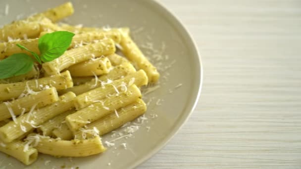 Pesto Rigatoni Pasta Met Parmezaanse Kaas Italiaanse Keuken Vegetarische Keuken — Stockvideo