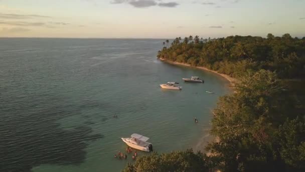 Drohne Fliegt Bei Sonnenuntergang Über Boote Kristallklarem Blauen Wasser — Stockvideo