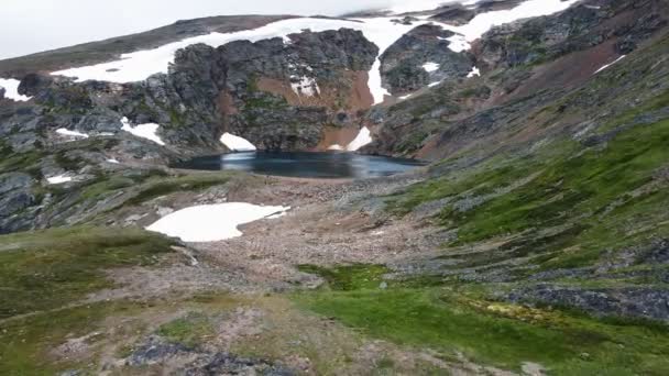 Wandergruppe Erkundet Den Malerischen Crater Lake Der Nähe Von Smithers — Stockvideo
