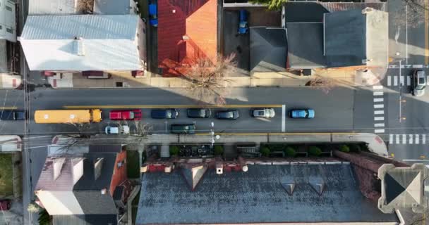 Forgalom Kisvárosban Amerikában Autók Sárga Iskolabusz Várnak Piros Lámpánál Téli — Stock videók