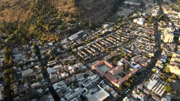 Dolly Aéreo Santiago Edifícios Bairro Cidade Perto San Cristobal Encosta — Vídeo de Stock