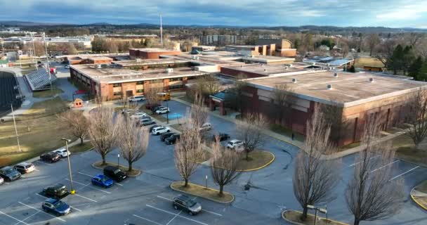 Public High School Usa Exterior Building View Winter Golden Hour — Stockvideo