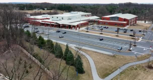 アメリカの新しい近代的な公立学校の建物 赤レンガ建築 冬に空中撮影を確立する アメリカの教育制度とキャンパスの敷地 — ストック動画