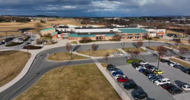 Modernes Öffentliches Schulgebäude Luftaufnahme Des Campus Geländes Bildungsthema Amerikanische Flagge — Stockvideo