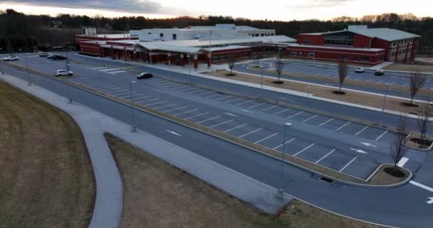 School Building Empty Teacher Parking Lot American Flag Sunrise Winter — Stock video