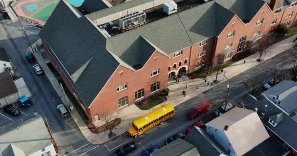 Modern American School Building School Bus Drop Playground Painted Elementary — Vídeo de Stock