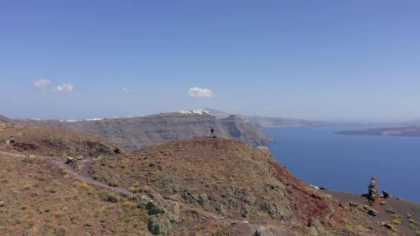 Aéreo Voando Sobre Homem Topo Colina Santorini Grécia — Vídeo de Stock