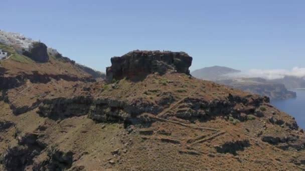 Aerial Panoramic Fly Shot One Man Walking Skaros Rock Santorini — Vídeos de Stock