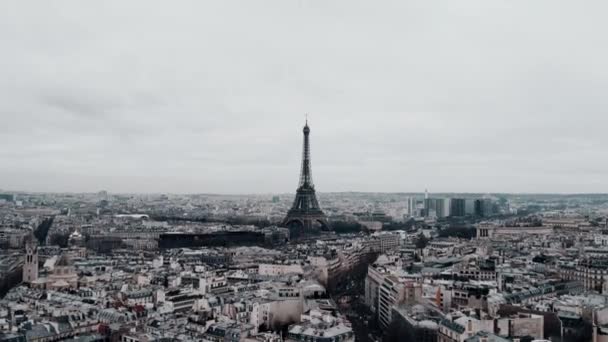 朝の美しいフランスのエッフェル塔パリを飛ぶドローン — ストック動画