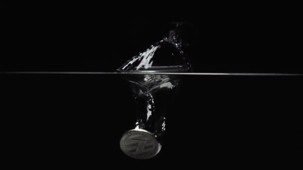 Movimiento Lento Litecoin Cayendo Agua — Vídeos de Stock