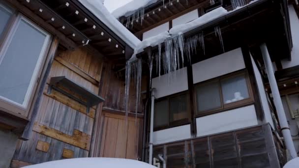 Icicles Hanging Ryokan Snow Roof Winter Shibu Onsen Japan — Vídeo de Stock