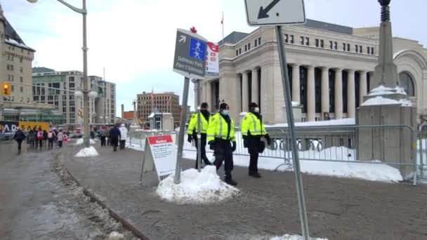 Tres Policías Con Chaquetas Brillantes Patrullan Las Calles Durante Protesta — Vídeos de Stock