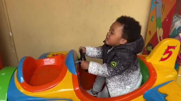 Letni Afroeuropean Baby Korzystających Płaszczyźnie Zabawki — Wideo stockowe
