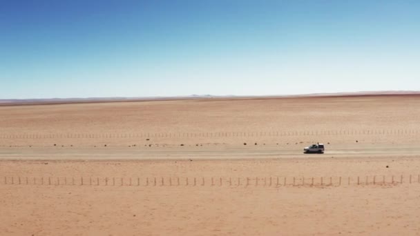 4X4 Safari Fordon Reser Över Öknen Namibia Ett Soligt Väder — Stockvideo