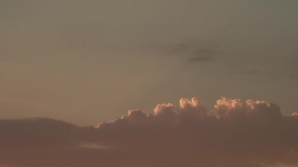Nubes Moviéndose Lentamente Por Viento Siendo Tocadas Ligeramente Por Sol — Vídeos de Stock