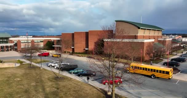 Skolbuss Parkerad Utanför Gymnasiet Usa Amerikansk Flagga Vid Entrén Flygfoto — Stockvideo