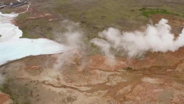 Landskab Svovldal Med Rygende Fumaroler Geotermisk Område Island Luftdrone Skud – Stock-video
