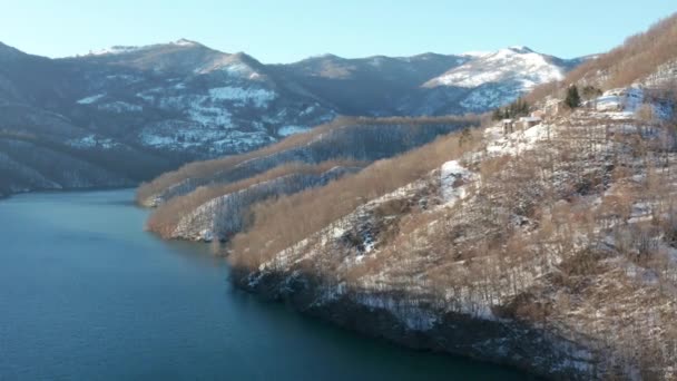Αεροφωτογραφία Μιας Λίμνης Που Περιβάλλεται Από Χιόνι — Αρχείο Βίντεο