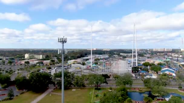 背景の街並みと電気通信塔でのマイクロ波送信機 空中上昇ビュー — ストック動画