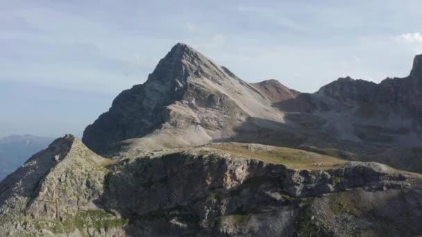 イタリアの山の空中風景です ドローンは横に行き — ストック動画