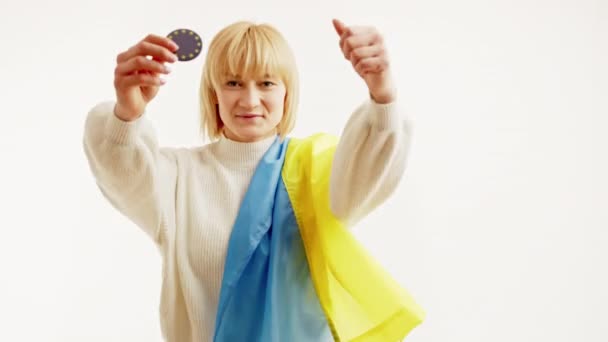 Uśmiechnięta Kobieta Ukraińską Flagą Pokazująca Szpilkę Europy Kciuki Górze Kosmos — Wideo stockowe