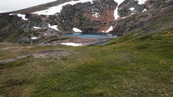 Wandelaars Zitten Aan Rand Van Het Prachtige Crater Lake Bij — Stockvideo