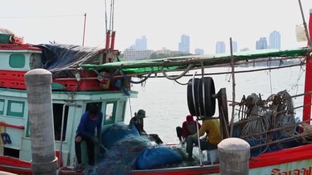 Four People Fixing Nets One Goes Cabin Pattaya Fishing Dock — Stock video