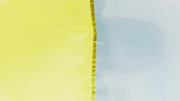 Возмущенная Женщина Прикрывает Обнажает Лицо Украинским Флагом Портрет Белом Фоне — стоковое видео