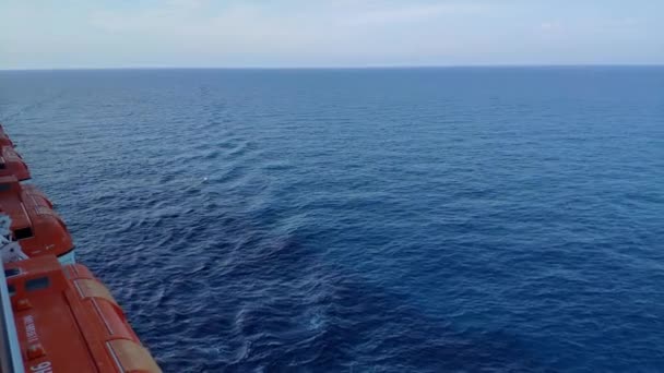 Bir Gemi Seyahatinden Açık Deniz Ufkunun Manzarası Aşağıda Bir Sıra — Stok video