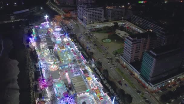 Vista Aérea Parque Atracciones Drone Volando Hacia Atrás Con Vista — Vídeos de Stock