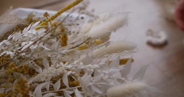Гарний Букет Білих Гірчичних Жовтих Квітів Свіжим Почуттям — стокове відео