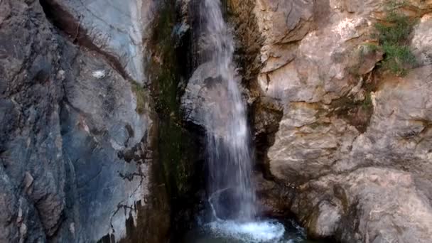 Eaton Canyon Falls Καταρράκτης Ρίχνει Κάτω Μεταξύ Σχηματισμού Βράχων Εναέρια — Αρχείο Βίντεο