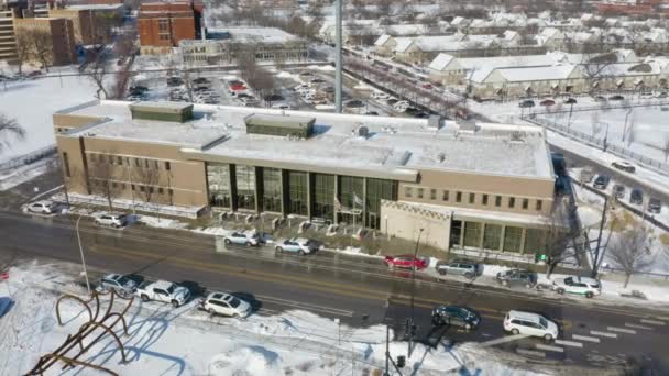 Cars Driving Chicago Police Academy Cold Winter Day Aerial Orbiting — Vídeo de stock