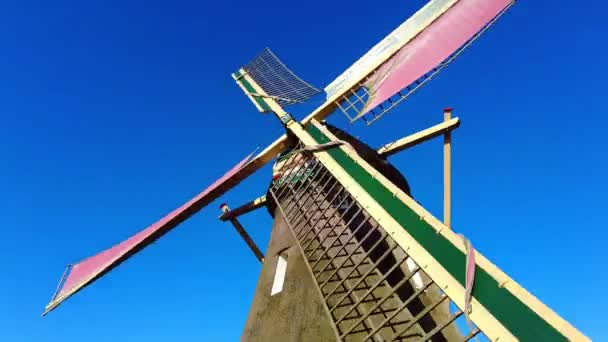 Spinning Windmill Holiday Park Molenwaard Low Angle Pan — Stockvideo